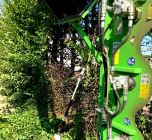 tagliasiepi-per-escavatore-tg-omef-pulizia-siepe