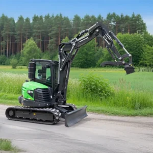 mini escavatore 55 q a noleggio eurocomach, in cantiere ad Alessandria, Genova e Asti