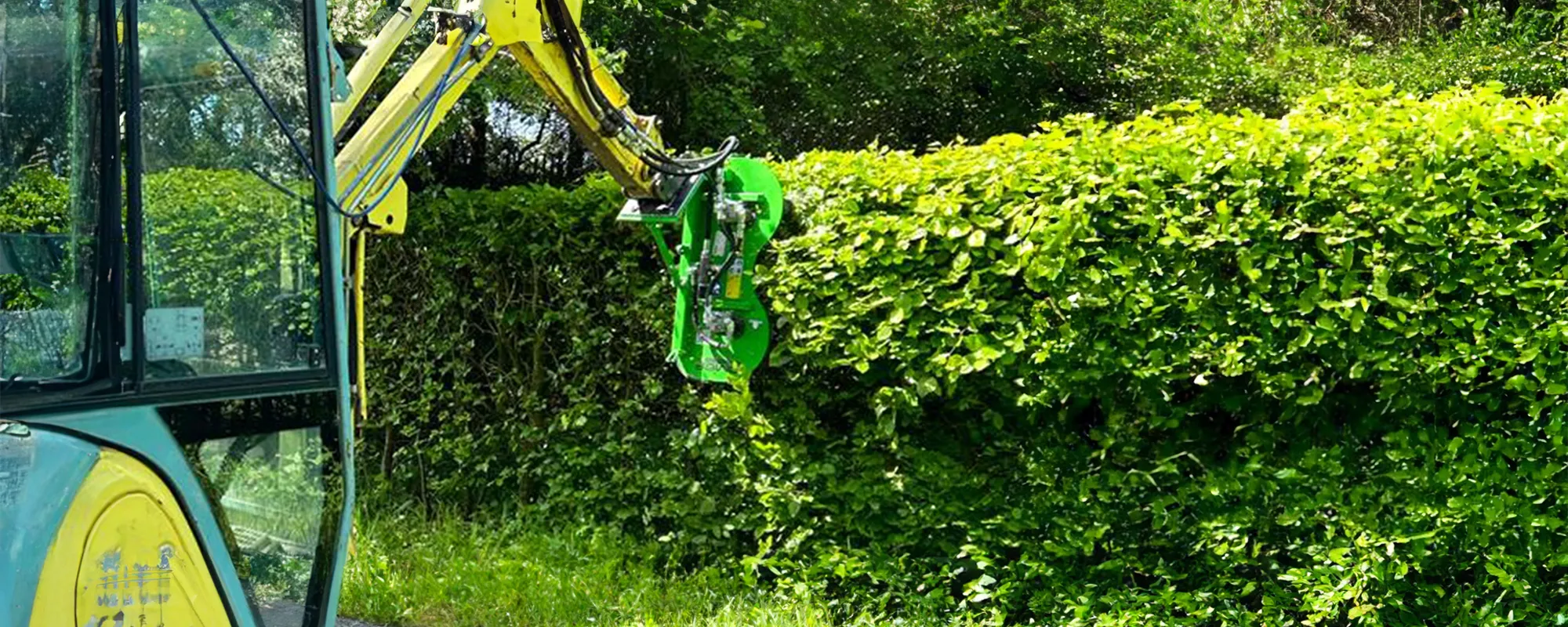 tagliasiepi OMEF in azione su escavatore, come potatrice meccanica