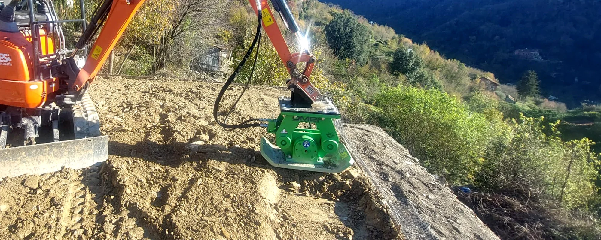 compattatore OMEF in azione su escavatore, durante lavorazione del terreno
