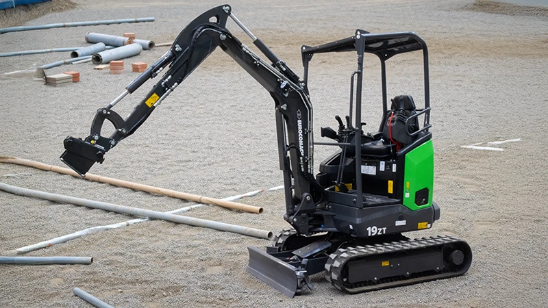 noleggio mini escavatore 19 q OMEF in cantiere edile ad Alessandria Asti e Genova