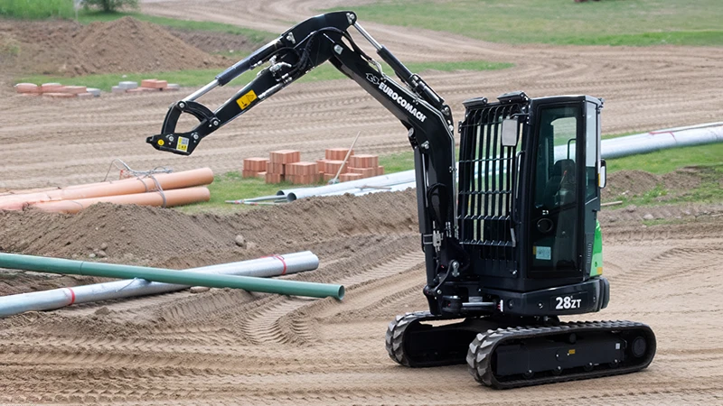 noleggio mini escavatore 28 q OMEF in cantiere edile ad Alessandria Asti e Genova