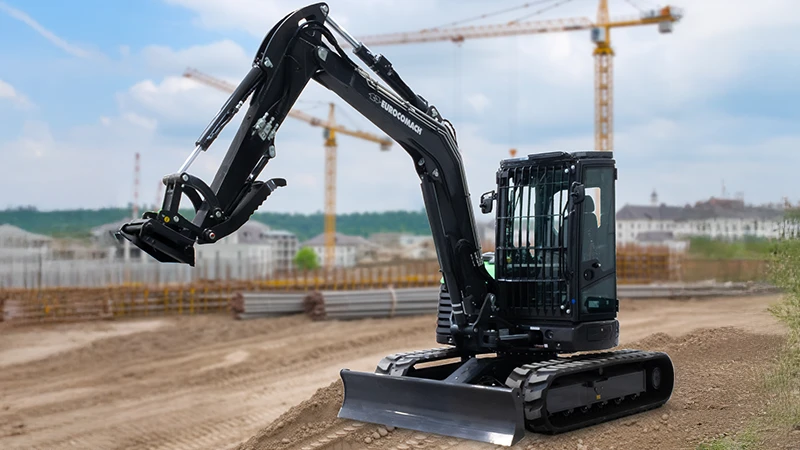 noleggio escavatore midi 75 q OMEF in cantiere edile ad Alessandria Asti e Genova